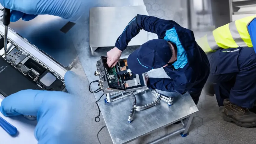 Trabajador haciendo mantenimiento a una báscula y Báscula desarmada con un destornillador
